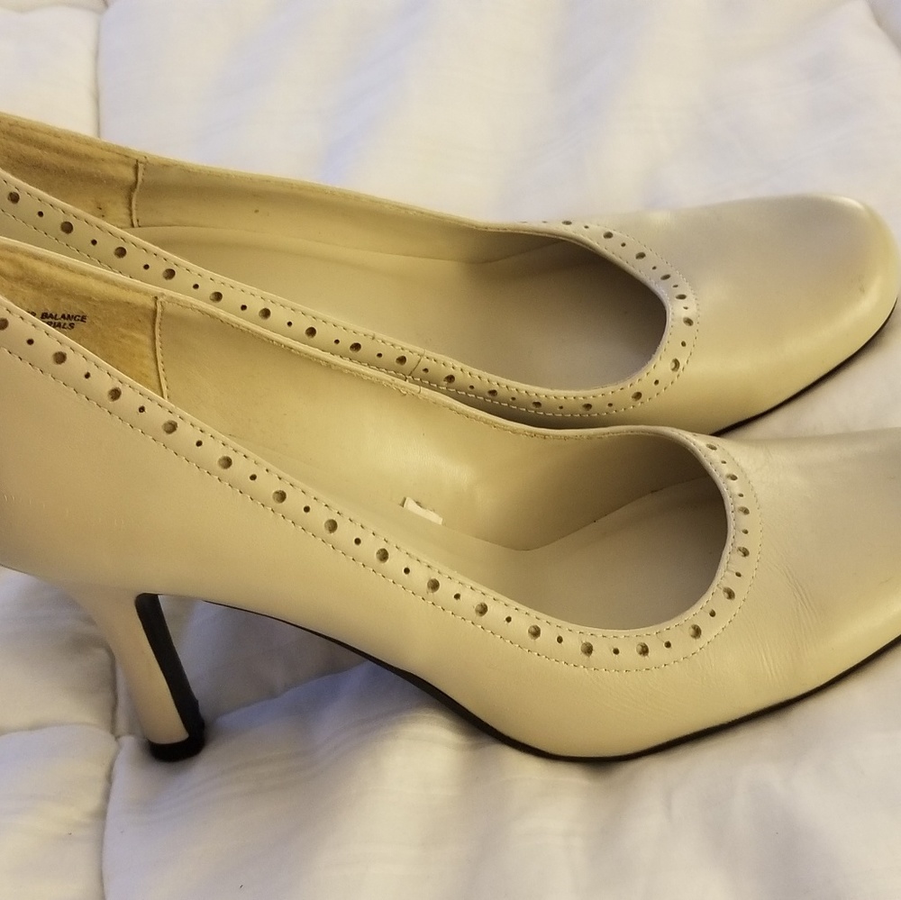 Worn once Mossimo cream pumps w/detailing, sz 8.5